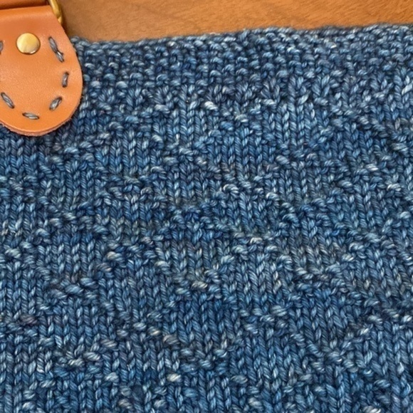 Hand knit blue woven maxi handbag lined w blue turtle lining & leather handles - Picture 4 of 9